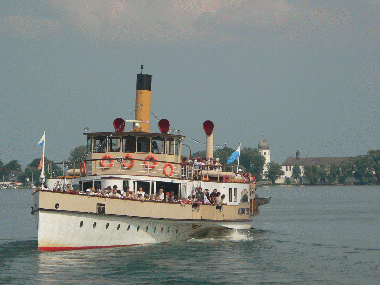 Schaufelraddampfer mit Frauenchiemsee im Hintergrund