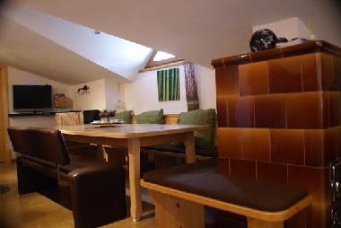 Wohnzimmer mit Kachelofen und LCD TV
