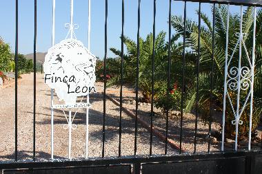 Grosse Toreinfahrt zur Finca Leon