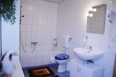 Bad mit Duschwanne,F�n,WC