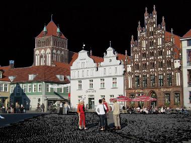 Backsteingotik auf dem Markt von Greifswald mit dem Cafe Miramar