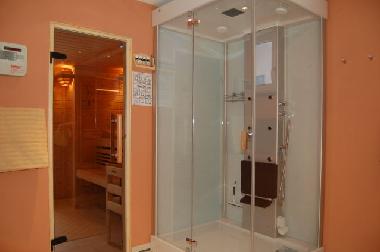 Oase  Bad mit Hoesch Dampfdusche und Zugang in die eigene Sauna