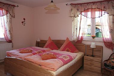 liebevoll eingerichtetes Schlafzimmer