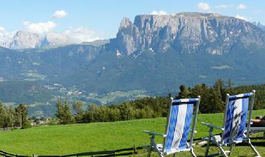 Die Panorama-Liegewiese mit Blick auf die Dolomiten