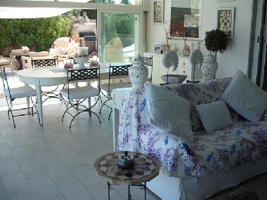 Esszimmer mit Blick auf die Veranda