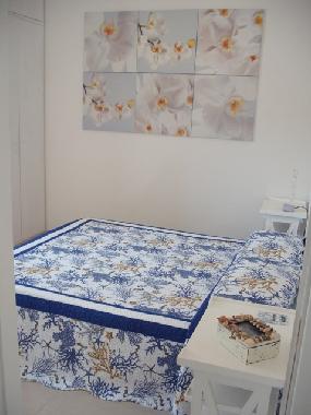 Schlafzimmer mit Doppelbett