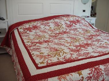 Schlafzimmer mit Doppelbett