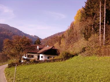 Blick aufs Haus im Herbst