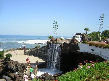 Wasserfall am Strand Playa Jardin