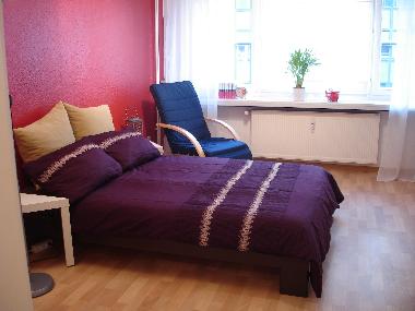 Bett und Relax-Sessel