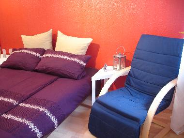Bett und Relax-Sessel