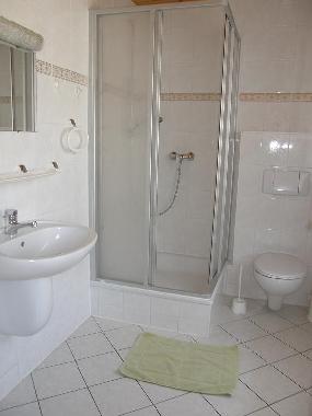 Typ 2 Bad mit Dusche, WC + F�n, extra WC vorhanden