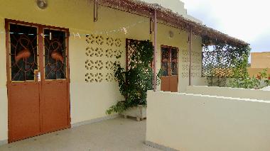 Terrasse - inzw. vollschattig �berdacht!