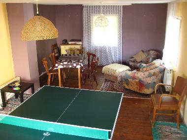 Freizeitraum mit Spielen, Tischtennis und Plauschecke - Besonderheit:  Eine noch wei�e Wand wartet a