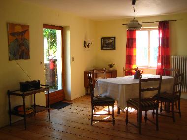Helles, gro�es Esszimmer, dass in das Wohnzimmer �bergeht - mit direktem Zugang auf den Balkon