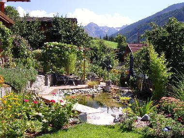 Garten mit Sitzecke unter der Weinlaube