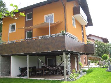 Apart Urban mit Balkon und berdachter Terrasse