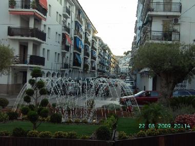 Altea Zentrum - Apartmenthaus links 300 m hinter Springbrunnen.