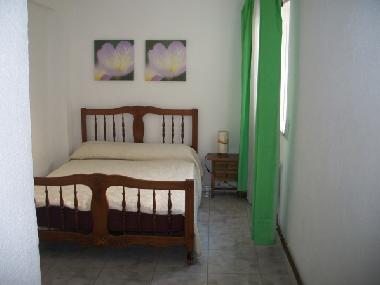 Schlafzimmer Nr.1 mit Doppelbett und Wandeinbauschrank.