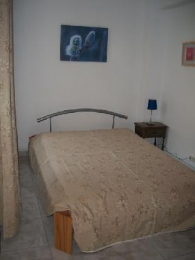 Schlafzimmer Nr.2 mit Doppelbett und Wandeinbauschrank.