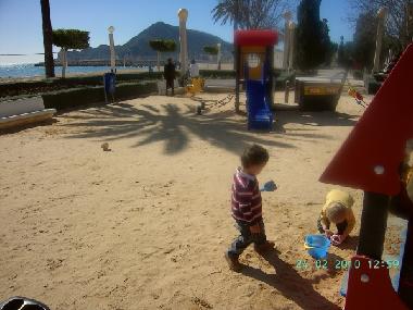  Spielplatz entlang der Strandpromenade in Altea.