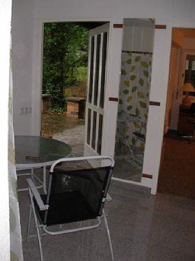 Flur mit Sitzm�beln und Blick auf die Terrasse
