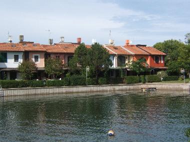 Unser Haus, 3. von rechts