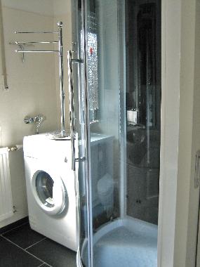 Badezimmer mit Dusche u. Waschmaschine - Trockner f. auf d.Bild