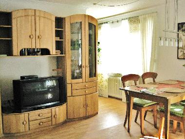 Wohnzimmerschrank mit Egruppe/ Durchgang zum Schlafzimmer
