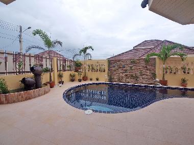 Pool mit Wasserfall und Springbrunnen