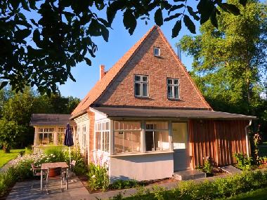 Blick auf die Ferienwohnung mit Veranda und Terasse