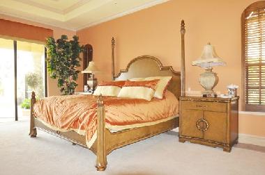 gro�es Schlafzimmer mit king-size Bett