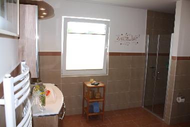 Badezimmer mit Fenster und ebenerdiger Duche