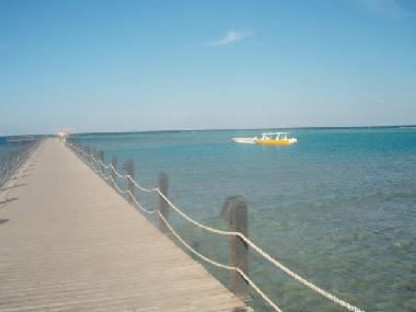 Steg vom Hotelstrand zum Riff