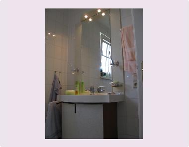 Bad mit Dusche und WC, zus�tzliches separates WC