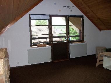 Wohnzimmer, der Lese- und Spielbereich mit Ausgang zum Balkon