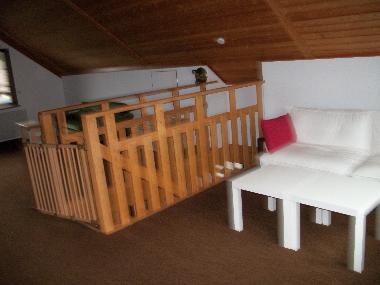 Wohnzimmer, der indersichere Auf und Abgang und die Schlafcouch f�r 2 Personen