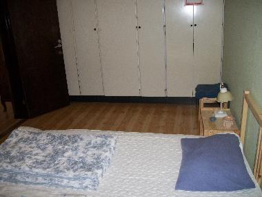 Elternschlafzimmer mit grossem Wandschrank