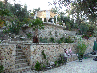 Blick auf den Garten mit Pavillon