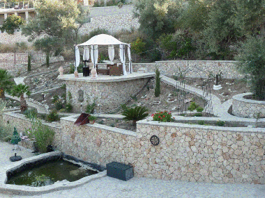 Blick auf den Garten mit Teich und Pavillon