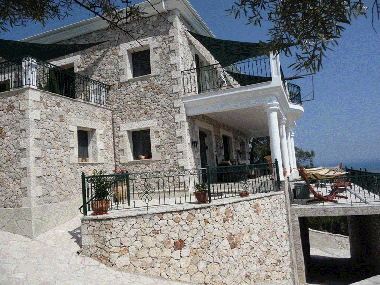 Blick auf das Steinhaus mit seinen Terrassen und dem Tunnel