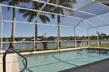 Swimmingpool mit Seeblick