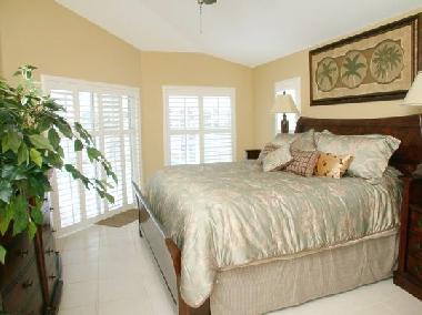 Master-Schlafzimmer mit King-Bett (Bett ~ 2m breit)