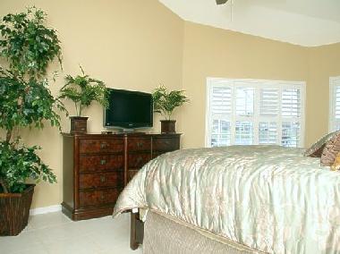 Master-Schlafzimmer mit King-Bett (Bett ~ 2 m breit)