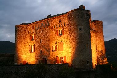 Schloss / Burg in Versols et Lapeyre (Aveyron) oder Ferienwohnung oder Ferienhaus