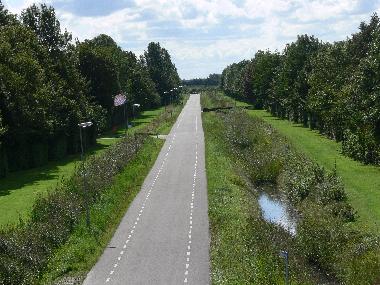 Strae zum Ferienpark (links die Strae rein) vom Deich aus