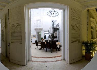 Blick vom Balkon in das Appartement