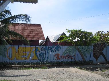 der zaun / gehweg durch die nachbarschaft