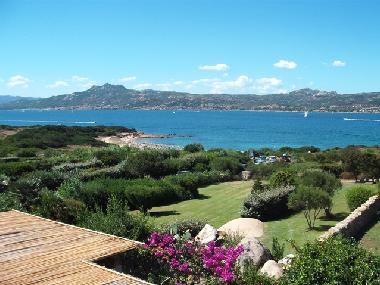 Blick von der Veranda auf den Golfo di Arzachena und Strand in 100 Meter Entfernung
