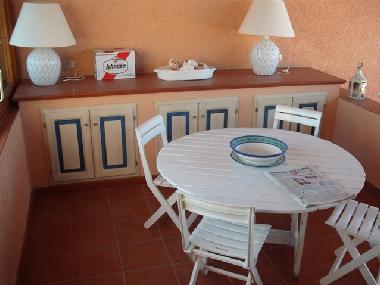 Verandatisch, Gartenschrank gemauert und Ichnusa